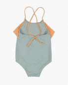 Der Ava Mädchen Badeanzug von Main Design ist ein einteiliger Badeanzug für Kinder mit einer hellgrauen Vorderseite und pfirsichfarbenen Rückenteilen. Er verfügt über dünne, überkreuzte Träger in passender Pfirsichfarbe. Die Rückseite des Badeanzugs ist abgebildet, wodurch die überkreuzten Träger und der Farbkontrast hervorgehoben werden.