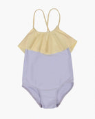 Beschreibung: Der Ava Mädchen Badeanzug von Main Design verfügt über dünne, verstellbare Träger. Der obere Teil ist hellgelb mit einem Rüschenbesatz, der sich über die Brust erstreckt, während der untere Teil helllila gehalten wird. Die Träger kreuzen sich hinten in einer schlichten „X“-Form.