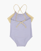 Der Ava Mädchen-Badeanzug von Main Design für Kleinkinder hat einen pastellfarbenen Lavendelkörper und hellgelbe, sich auf dem Rücken kreuzende Schulterträger. Der Badeanzug hat außerdem ein süßes gelbes Rüschendetail um die Arme. Sein einfacher, aber verspielter Stil macht ihn perfekt für kleine Kinder.