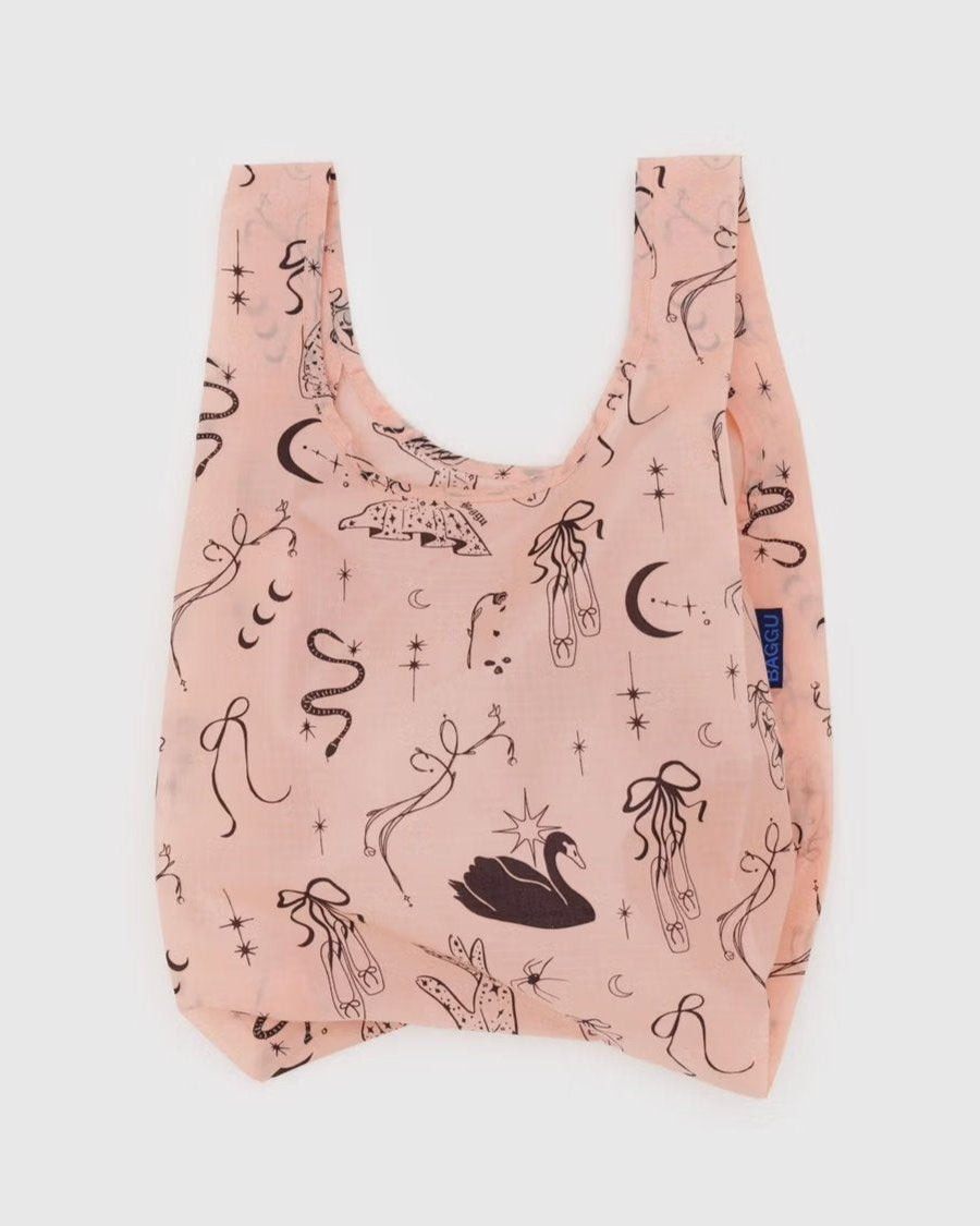 Die BAGGU Baby Tragetasche von BAGGU ist pink, aus recyceltem Nylon gefertigt und zeigt schwarze Illustrationen von Ballettschuhen, Schwänen, Schlangen, Leoparden, Sternen und Mondsicheln.