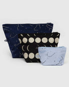 Das BAGGU Go Pouch Set von BAGGU besteht aus drei Reißverschlusstaschen mit Himmelsmotiven - dunkelblau mit Sternbildern, schwarz mit Mondphasen und hellblau mit Sternbildern - die jeweils aus recyceltem Nylon in verschiedenen Größen hergestellt werden.