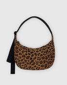 Die BAGGU Medium Nylon Crescent Bag von BAGGU hat eine kleine Größe, einen braunen und schwarzen Leopardenprint, einen schwarzen Riemen und einen Stoffanhänger - ideal als Umhängetasche für jeden Ausflug.