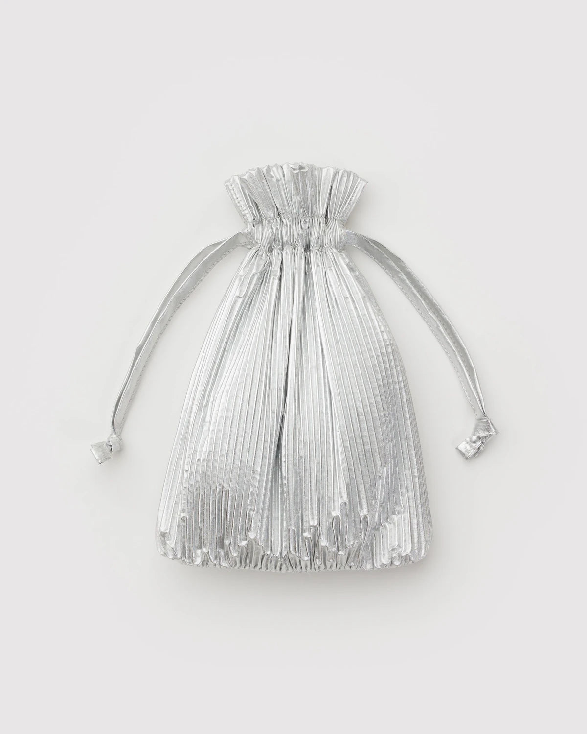 Die BAGGU Pleated Tragetasche von BAGGU ist eine kleine, silbern glänzende Allround-Tasche mit knittriger Metallic-Struktur und zwei Schleifenbändern, die vor einem schlichten hellgrauen Hintergrund gezeigt wird.