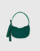 Die BAGGU Small Nylon Crescent Bag von BAGGU ist eine kompakte grüne Umhängetasche mit geschwungener Silhouette, breitem Riemen und Stoffanhänger, hergestellt aus recyceltem Nylon und abgebildet auf einem schlichten hellgrauen Hintergrund.
