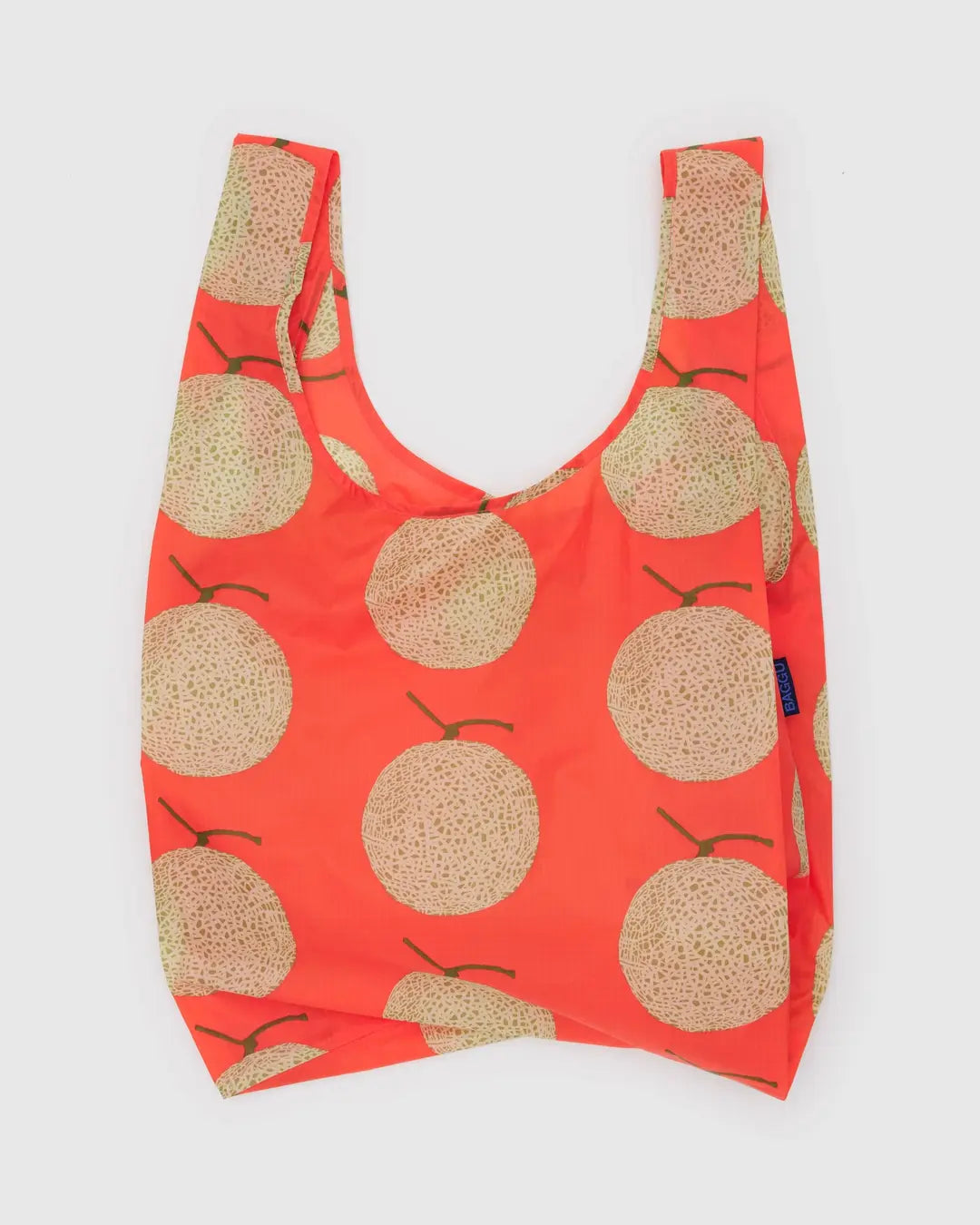 Die BAGGU Standard Tragetasche von BAGGU besteht aus recyceltem Ripstop-Nylon, hat kurze Henkel und zeigt ein farbenfrohes Cantaloupe-Muster auf leuchtend orangem Hintergrund. Die nachhaltige Tasche ist besonders leicht und wiederverwendbar.