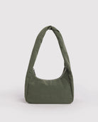 Die kleine Nylon-Tasche „Meringue“ von BAGGU mit grünem Stoff, breitem Schulterriemen und rechteckigem Boden wird vor einem schlichten weißen Hintergrund präsentiert.