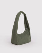 Eine minimalistische, olivgrüne Stoff-Umhängetasche mit einem breiten, fest geformten Riemen und einer locker fallenden, rechteckigen Silhouette verkörpert die zurückhaltende Eleganz der „Small Nylon Meringue Bag“ von BAGGU. Vor einem schlichten weißen Hintergrund verkörpert dieses Modell den mühelosen Stil, für den BAGGU bekannt ist.