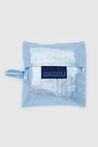 Gefaltete BAGGU Baby Tragetasche in der Farbe metallic blue