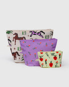 Das Main Design BAGGU Go Pouch Set besteht aus drei Beuteln: einem großen mit Pferdemuster, einem mittelgroßen lila Beutel mit kleinen Blumen und einem kleinen hellgrünen Beutel mit roten Erdbeeren und Blumen.