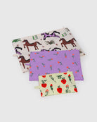 Drei Main Design BAGGU Go Pouch Set Allzwecktaschen mit unterschiedlichen Mustern - Pferde auf Creme, rosa Rosen auf Lavendel und Erdbeeren mit Blättern auf Hellgelb - sind überlappend angeordnet.