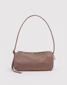 Die BAGGU Nylon Loaf Bag von BAGGU ist eine taupefarbene Umhängetasche mit einem einzelnen Riemen, einem silbernen Reißverschluss und einem kleinen runden silbernen Anhänger auf einer Seite, der auf einem schlichten weißen Hintergrund abgebildet ist.