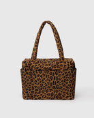 Die BAGGU Small Cloud Carry-On Tasche von Main Design ist eine rechteckige Tragetasche in braunem und schwarzem Leopardenmuster aus recyceltem Nylon mit zwei Henkeln und Seitentaschen, abgebildet auf einem schlichten weißen Hintergrund.
