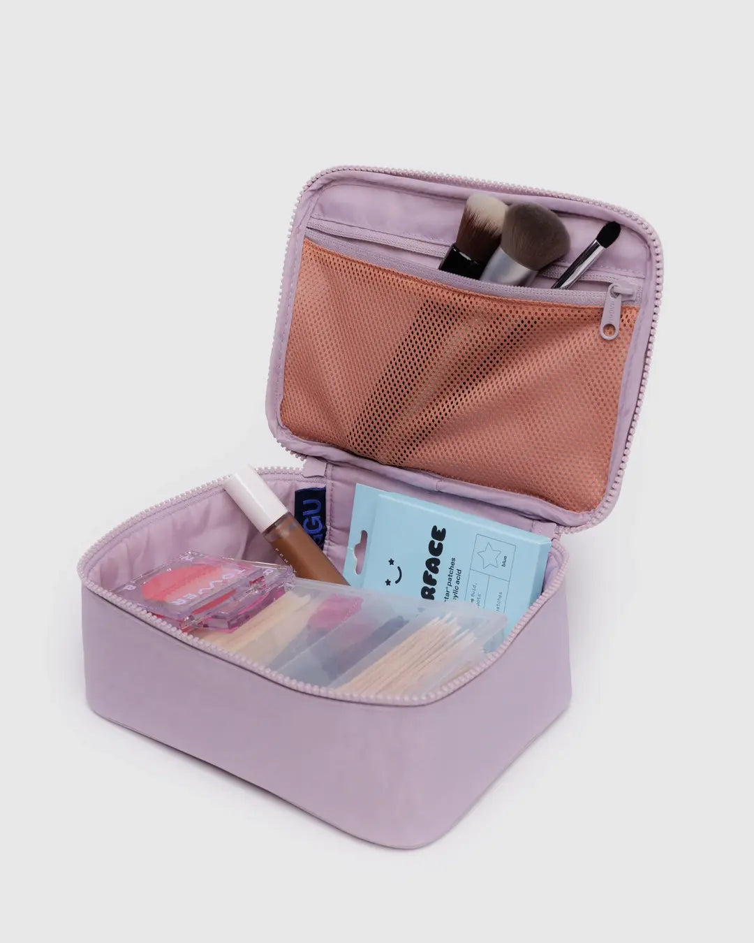 Das stylische rosa BAGGU Kosmetiketui von Main Design ist aus recyceltem Nylon gefertigt und verfügt über eine Netztasche mit Reißverschluss und Pinseln. Das Hauptfach ist gut organisiert und bietet Platz für eine Foundation-Flasche, Make-up-Tücher und wichtige Utensilien für umweltbewusste Benutzer.