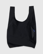 Die BAGGU Standard Tragetasche von Main Design besteht aus schwarzem, recyceltem Ripstop-Nylon und besticht durch breite Henkel sowie ein minimalistisches, unstrukturiertes Design - abgebildet vor hellgrauem Hintergrund.