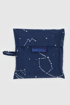 BAGGU Standard Bag gefaltet in der Farbe midnight constellation mit Sternbildern drauf in dunkelblau
