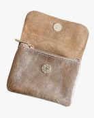 Eine Nahaufnahme des Babylone Leder Portemonnaies von Main Design, die die exquisiten Details und die fachmännische Verarbeitung hervorhebt.