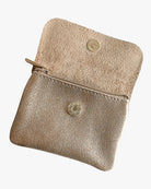 Ein kleines, strukturiertes, goldfarbenes Babylone Leder Portemonnaie von Main Design mit Druckknopf und Reißverschluss, das geöffnet sein wildlederähnliches Inneres offenbart.