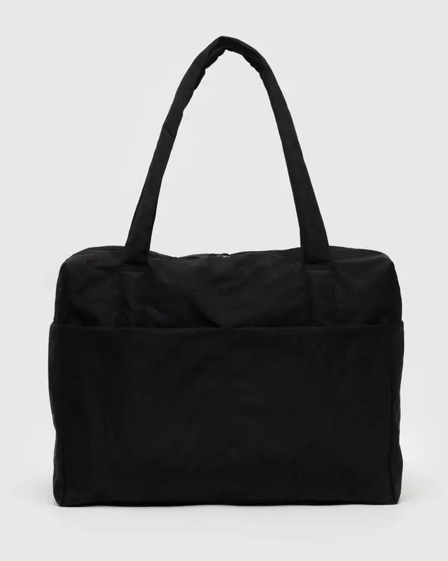 Eine stilvolle schwarze Main Design BAGGU Cloud Carry-On Tasche mit zwei großen, gepolsterten Griffen. Die Tasche zeichnet sich durch ein schlichtes, elegantes Design in solider schwarzer Farbe und leicht strukturiertem recyceltem Nylongewebe aus. Sie hat geräumige Fächer und einen praktischen, vielseitigen Look, der für verschiedene Anlässe geeignet ist.