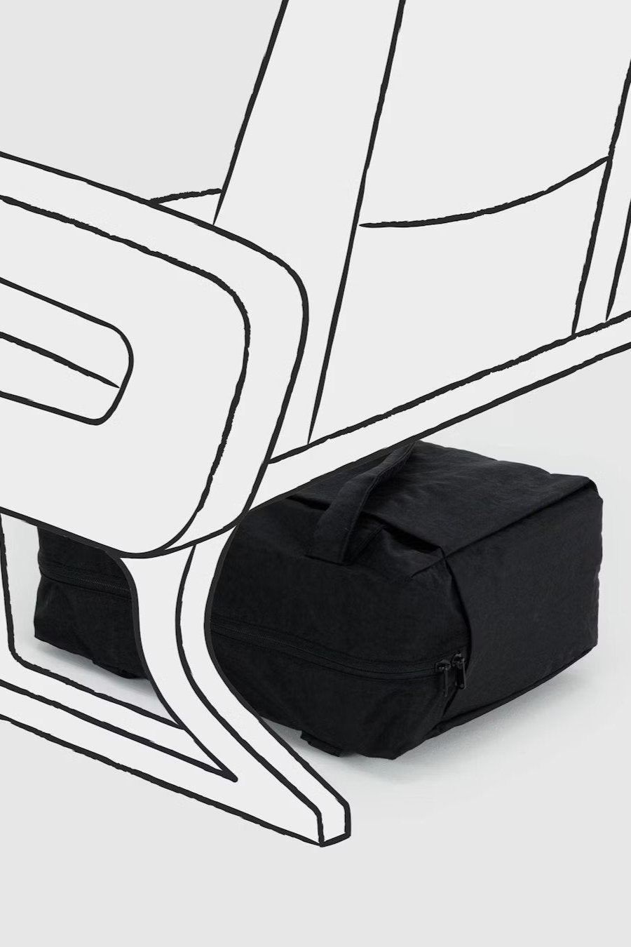 Eine schwarze Main Design BAGGU Small Cloud Carry-On Tasche mit Reißverschluss befindet sich auf einem weißen Hintergrund. Über dem Bild ist eine handgezeichnete Skizze eines Flugzeugsitzes zu sehen, die die Tasche mit ihrem unter dem Vordersitz verstauten Laptopfach zeigt.