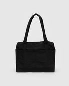 Eine kleine, schwarze Tragetasche mit minimalistischem Design auf schlichtem weißen Hintergrund. Die BAGGU Small Cloud Carry-On Tasche von Main Design verfügt über zwei lange Griffe und ein großes Hauptfach und eignet sich daher ideal als Laptoptasche oder Reisetasche.