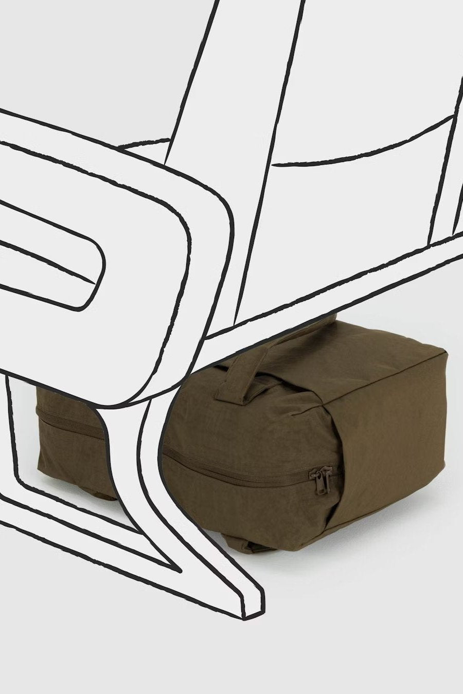 Eine khakifarbene BAGGU Small Cloud Carry-On Tasche von Main Design befindet sich unter einer vereinfachten, skizzenhaften Abbildung eines Flugzeugsitzes. Die umweltfreundliche Tasche hat einen oberen Griff und eine Reißverschlusstasche an der Seite und ist in einer typischen Reiseanordnung ordentlich unter dem Sitz verstaut.