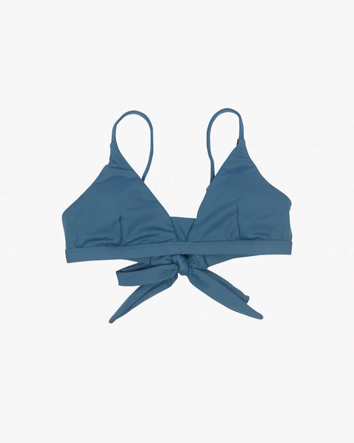 Dark teal bralette with verstellbare Schulterträger. The Main Design Adore Triangel Bikini Oberteil features a front tie with a bow, creating a wrapped appearance. Made from umweltfreundlicher Stoff, it appears smooth and slightly stretchy, suitable as Bikini Oberteil or for casual wear. Set against a plain white background.