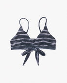 A black and white tie-dye Adore Triangel Bikini Oberteil from Main Design with thin, verstellbare Schulterträger and a front tie closure. The bikini top features triangular cups and a casual, stylish design crafted from umweltfreundlicher Stoff.