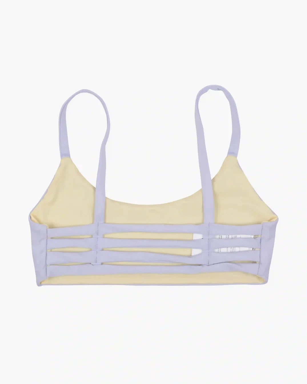 Ein lebhaftes, freches, wendbares Bikini-Oberteil von Main Design mit kontrastierenden hellvioletten Trägern und seitlichen Ausschnitten im Leiterstil, hergestellt aus nachhaltigen Materialien, elegant präsentiert auf einem weißen Hintergrund.