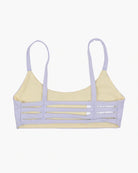 Ein lebhaftes, freches, wendbares Bikini-Oberteil von Main Design mit kontrastierenden hellvioletten Trägern und seitlichen Ausschnitten im Leiterstil, hergestellt aus nachhaltigen Materialien, elegant präsentiert auf einem weißen Hintergrund.