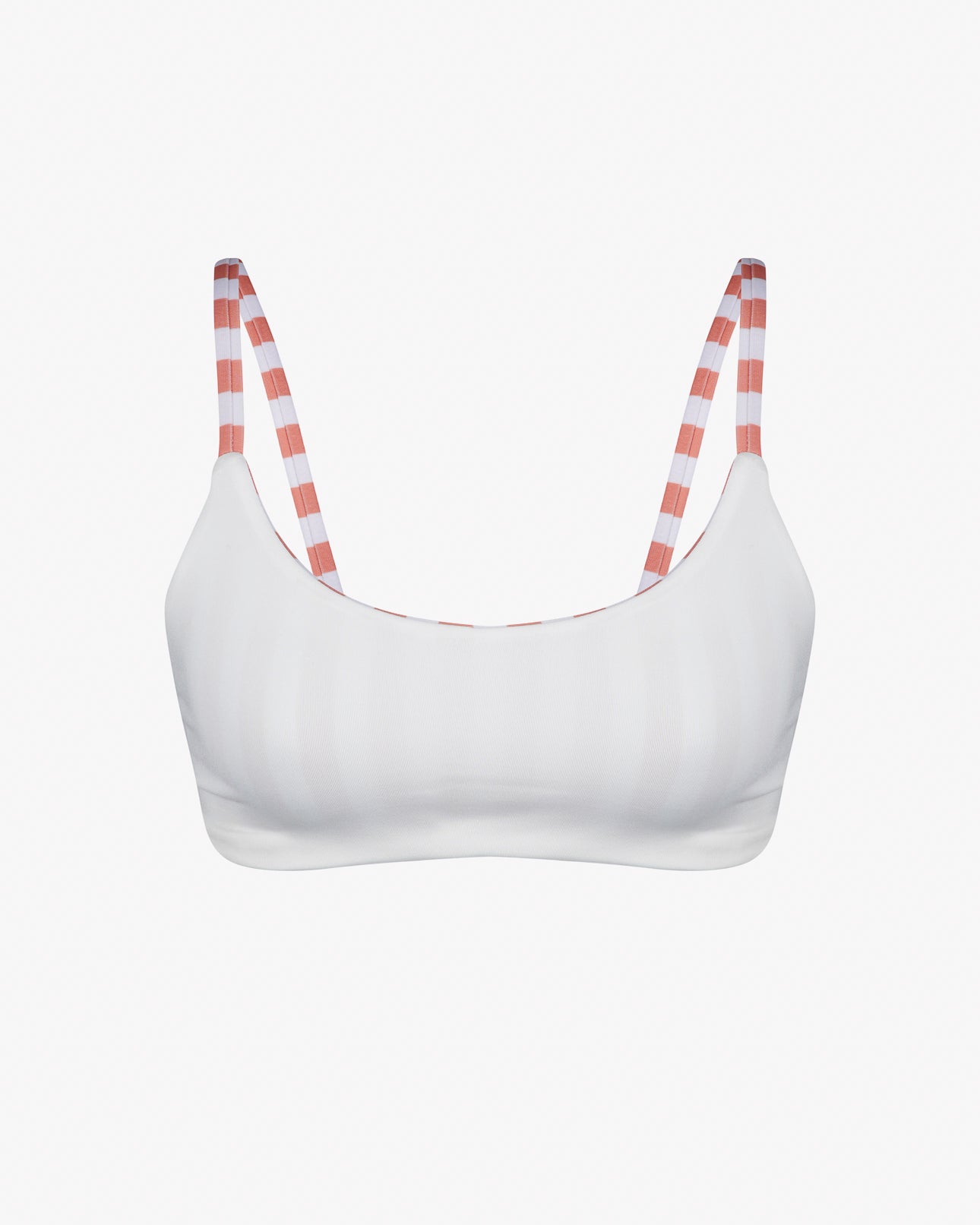 Das Sassy Bikini Oberteil reversibel von Main Design ist ein weißes Bralette mit rot-weiß gestreiften Schulterträgern aus chlorresistenter Stoff auf schlichtem Untergrund.