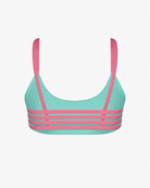 Das Sassy Bikini Oberteil reversibel von Main Design verfügt über ein türkisfarbenes Design mit rosa Trägern und horizontalen Bändern auf der Rückseite, hergestellt aus chlorresistenter Stoff, wunderschön präsentiert vor einem weißen Hintergrund.