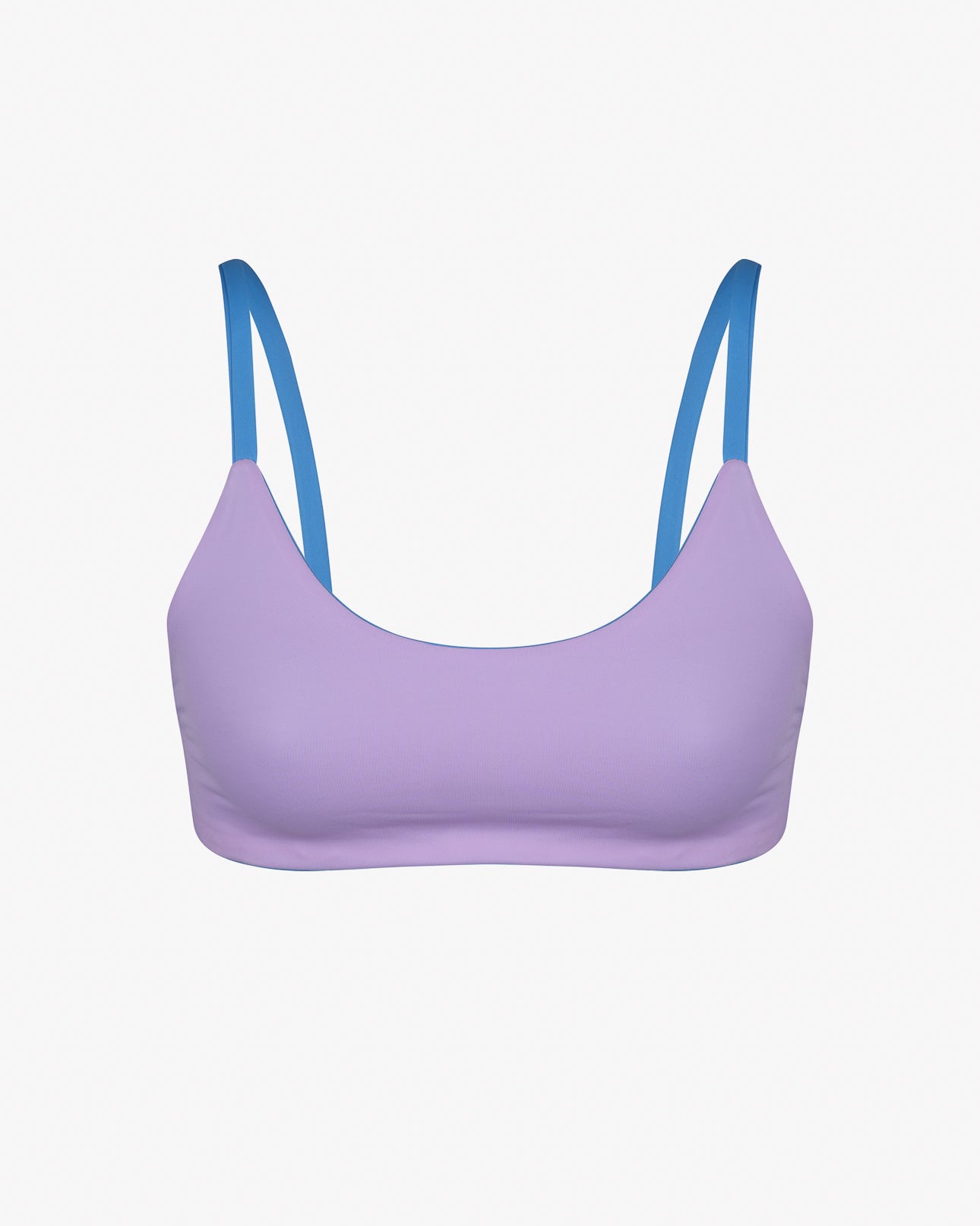 Das Sassy Bikini Oberteil reversibel von Main Design besticht durch seinen lavendelfarbenen Colorblock-Stil mit blauen Trägern, die sich von einem weißen Hintergrund abheben. Sein minimalistisches, modernes Design ist aus nachhaltigen Materialien gefertigt und somit eine umweltfreundliche Wahl.