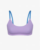 Das Sassy Bikini Oberteil reversibel von Main Design besticht durch seinen lavendelfarbenen Colorblock-Stil mit blauen Trägern, die sich von einem weißen Hintergrund abheben. Sein minimalistisches, modernes Design ist aus nachhaltigen Materialien gefertigt und somit eine umweltfreundliche Wahl.