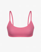 Das Sassy Bikini Oberteil reversibel von Main Design ist ein pinkfarbener Sport-BH mit dünnen Trägern aus glattem, dehnbarem und chlorresistentem Stoff. Er ist perfekt wendbar und kann auf einem schlichten weißen Hintergrund getragen werden.