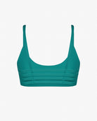 Das Sassy Bikini Oberteil Reversibel von Main Design ist ein blaugrünes Bralette mit breiten Trägern und horizontalen Nähten vorne, hergestellt aus nachhaltigen Recyclingmaterialien, abgebildet auf einem schlichten weißen Hintergrund.