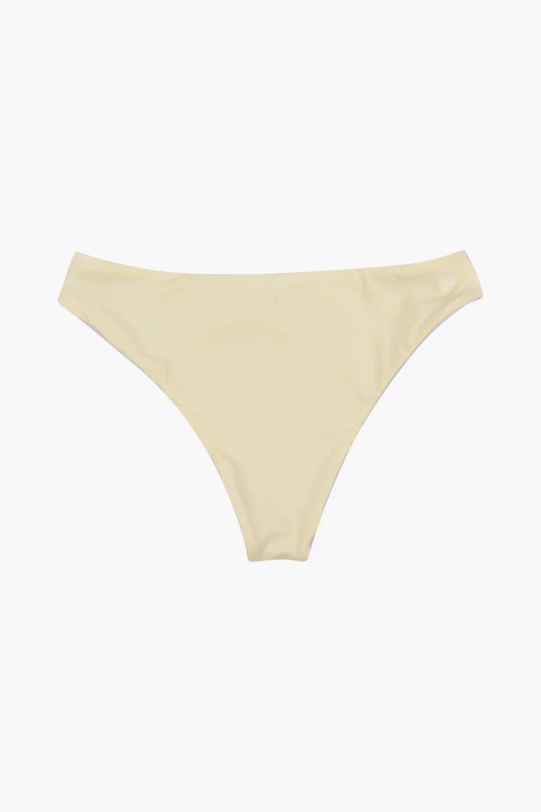 Ein Paar schlichte, hellbeige Bikinihosen aus der Cali Coast Collection von Main Design auf schlichtem weißen Hintergrund. Die Flair Bikinihose hat eine glatte Textur und eine dezent hochgeschnittene Passform für eine schmeichelhafte Passform.