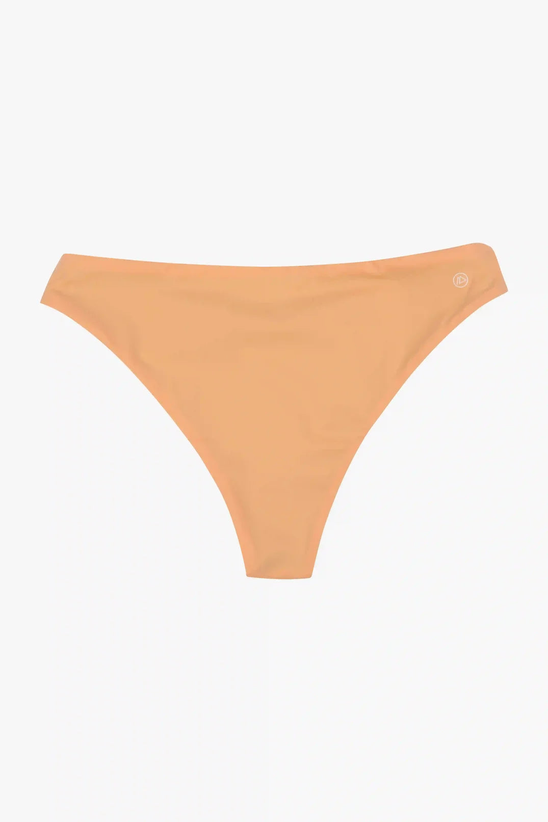 Die Flair Bikinihose von Main Design wird vor einem weißen Hintergrund präsentiert und zeichnet sich durch ein minimalistisches, pfirsichfarbenes Design mit niedriger Leibhöhe und glattem, dehnbarem Stoff aus, der sich ideal für Badebekleidung eignet. Als Teil der Cali Coast Collection ist diese Hose mit einem kleinen Logo am Bund auf der rechten Seite verziert.