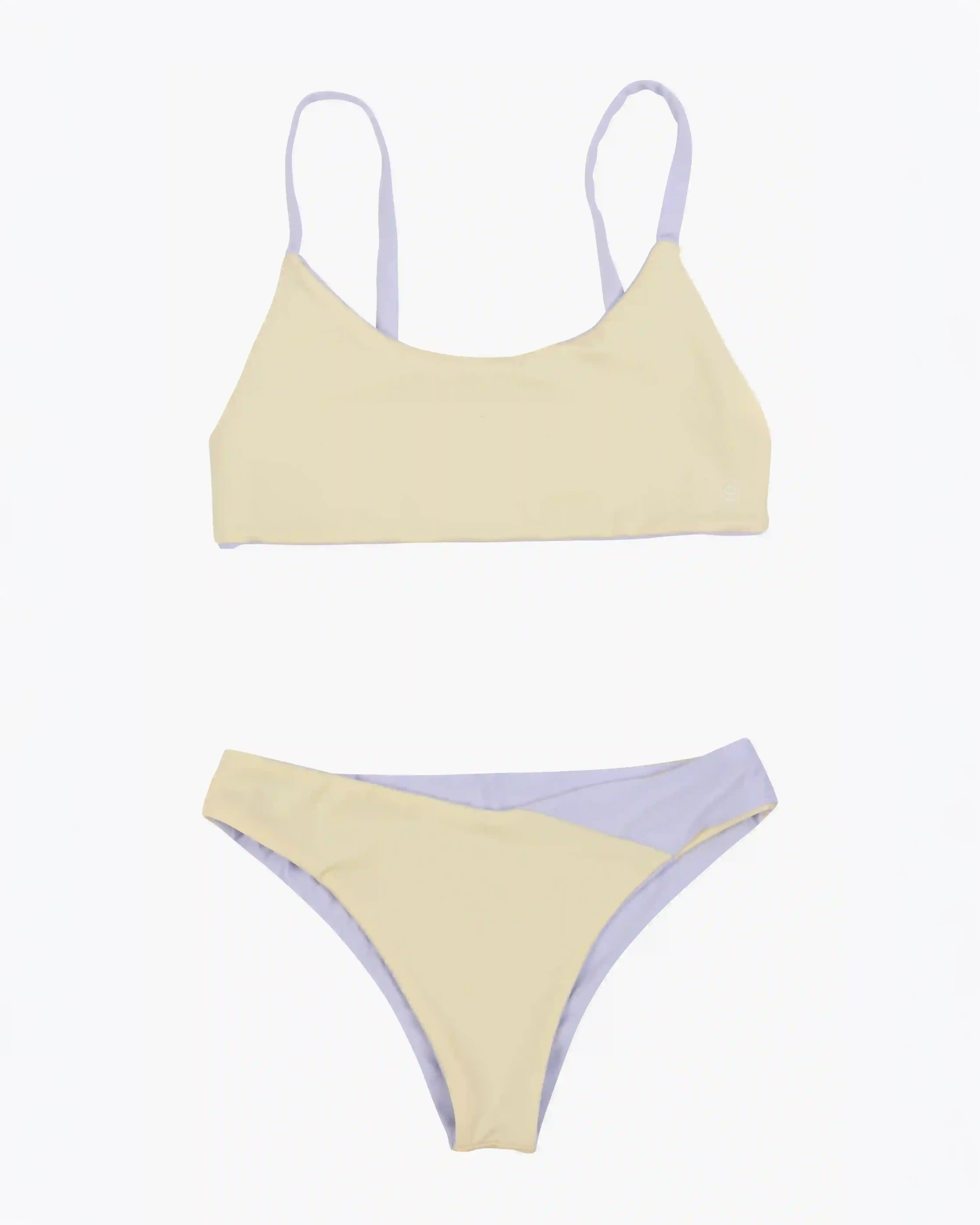 Main Design Bikini Set in gelb violett als flat lay dargestellt. 