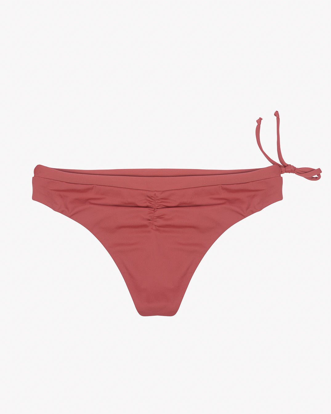 Eine rote Main Design Blush Surf Bikinihose mit seitlichem Bindedetail auf einer Seite. Der Stoff scheint glatt und dehnbar zu sein, mit einer gerafften Naht in der Mitte vorne. Dieses einfache und stilvolle Design aus umweltfreundlichem Stoff ist sowohl schick als auch nachhaltig.