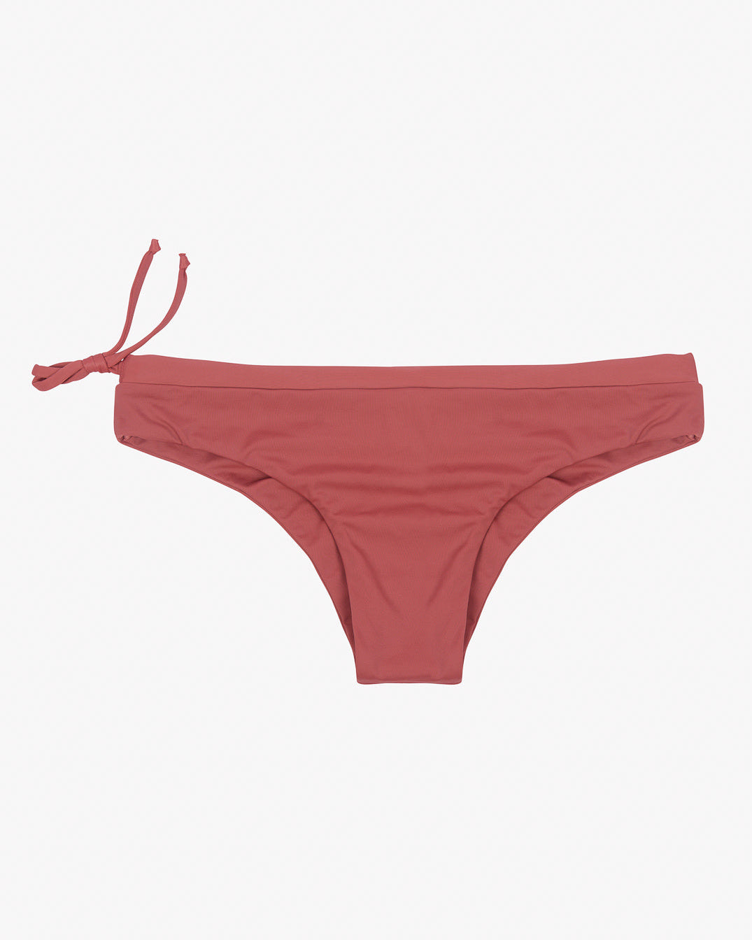 Wir präsentieren die Main Design Blush Surf Bikinihose, ein Paar rote Bikinihosen mit einem schlichten, klassischen Design. Dieser nachhaltige Bikini mit einem Kordelzug auf der linken Seite für eine verstellbare Passform ist aus umweltfreundlichem Stoff gefertigt und wirkt vor einem hellgrauen Hintergrund glatt und elegant.