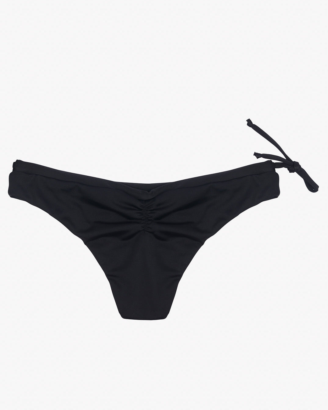 Blush Surf Bikinihose von Main Design mit gerüschter Naht in der Mitte und einer Schleife an einer Seite. Der Stoff, ein umweltfreundlicher Stoff, wirkt glatt und das Design ist schlicht und minimalistisch. Der Hintergrund ist schlicht und weiß.