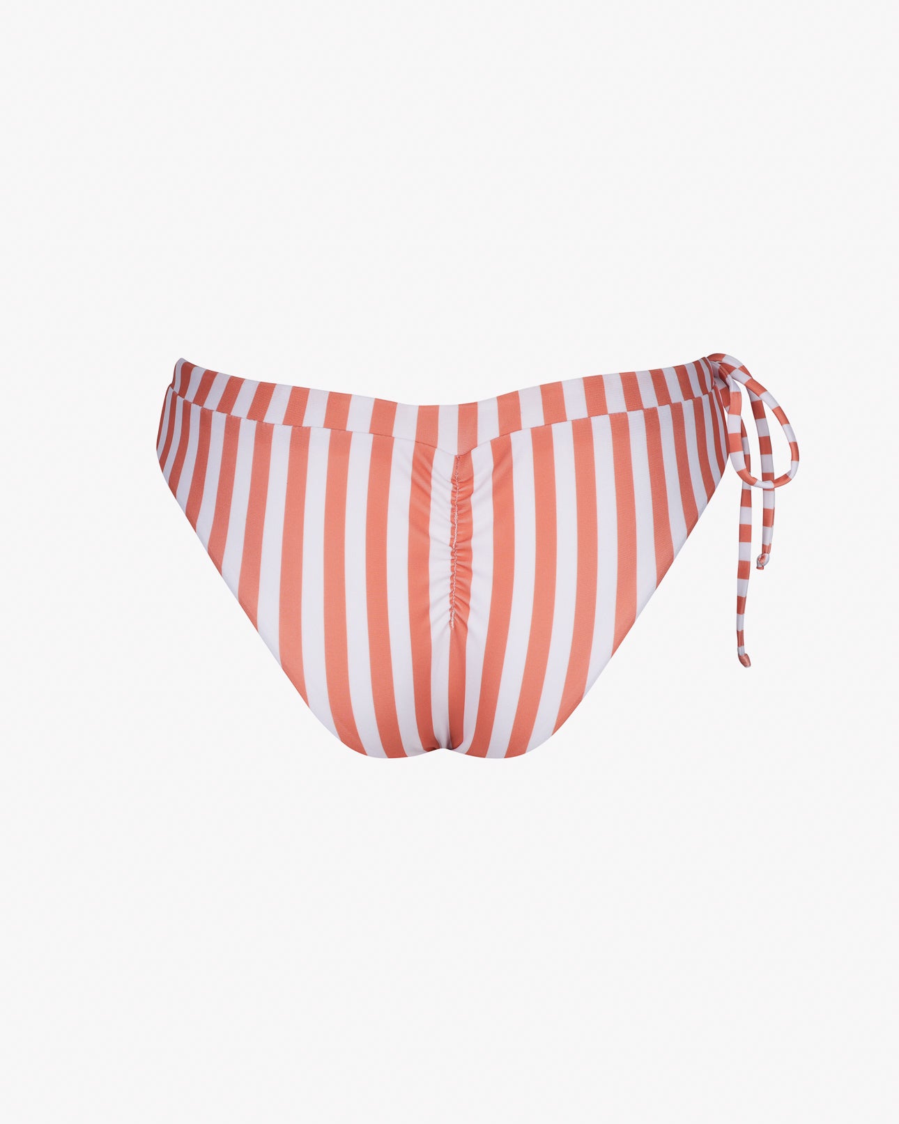 Die Blush Surf Bikinihose von Main Design besticht durch rot-weiße Längsstreifen und eine rechte Bindekordel. Sie besteht aus strapazierfähigem, chlorresistentem Material. Sie bietet LSF 50+ und ist auf einem schlichten, hellen Hintergrund zu sehen.