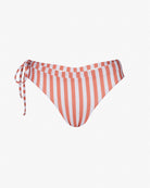 Die Blush Surf Bikinihose von Main Design hat rote und weiße Streifen, chlorresistentes Gewebe, Sonnenschutzfaktor 50+ und eine stylische Schleife auf der linken Seite auf schlichtem weißem Hintergrund.