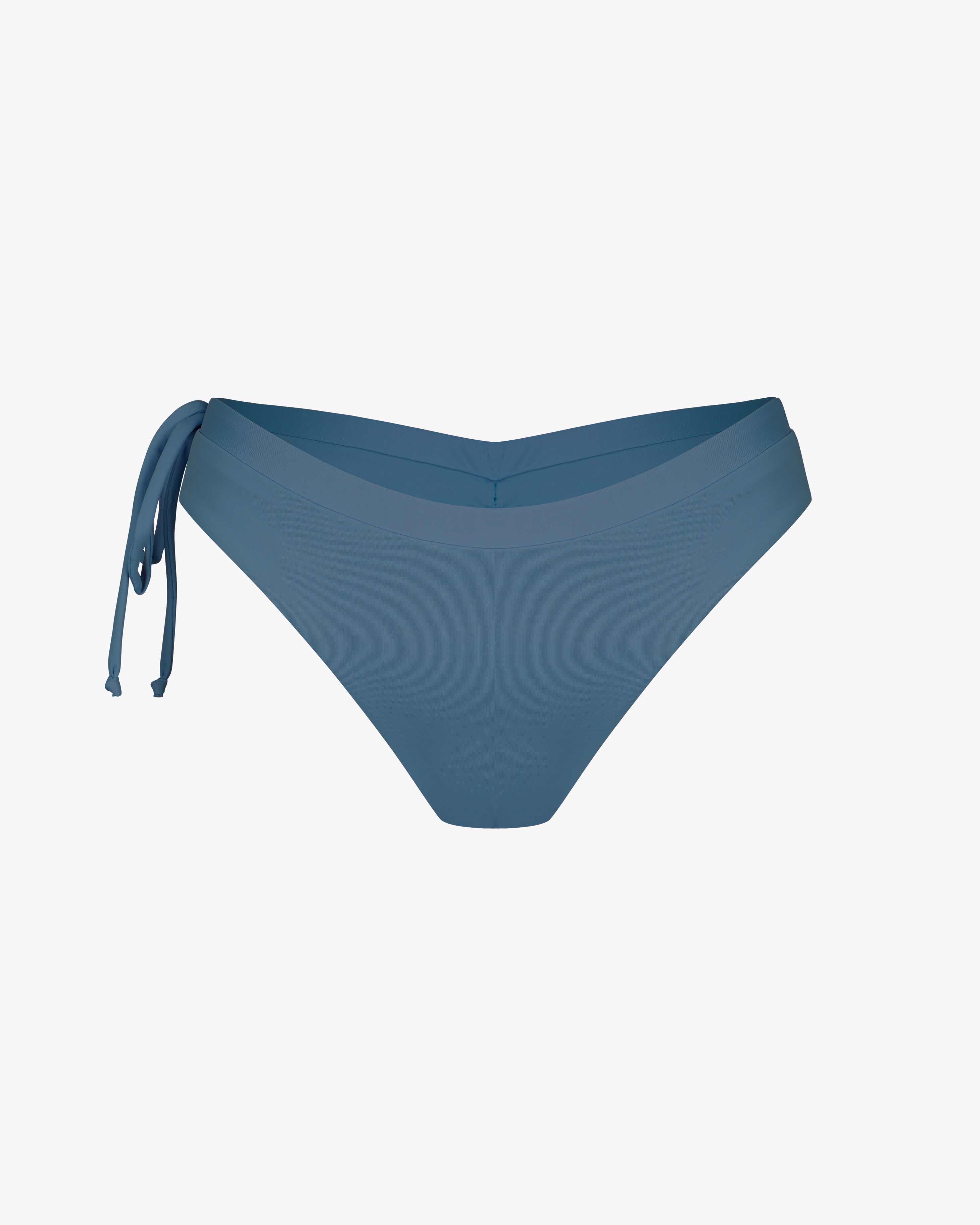 Die Blush Surf Bikini Hose von Main Design verfügt über ein stilvolles Band an der linken Seite für eine verstellbare Passform. Sie ist einfarbig weiß und ideal für alle, die nachhaltige Bademode suchen.