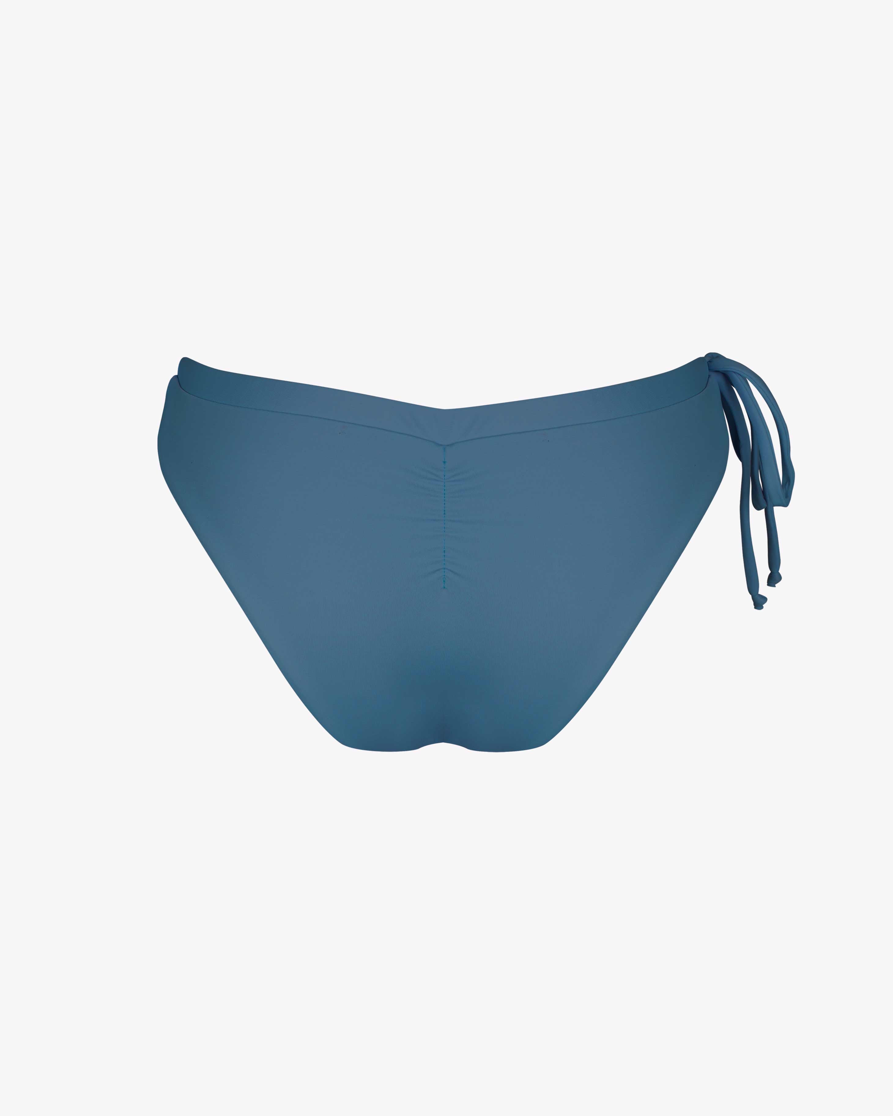 Ein Paar Blush Surf Bikini Hose von Main Design mit seitlichem Bindeband, geraffter Rückenmitte und verstellbarer Passform, dargestellt auf einem schlichten weißen Hintergrund.