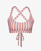Das Charm Surf Bikini Oberteil von Main Design besticht durch horizontale orange-weiße Streifen, überkreuzte Rückenträger und ein Bindedetail vorne – ideal für Wassersportaktivitäten. Der schlichte, helle Hintergrund unterstreicht das schicke Design und den strapazierfähigen, chlorresistenten Stoff.