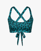 Das Charm Surf Bikini Oberteil von Main Design in Petrol mit schwarzem Leopardenmuster eignet sich perfekt als Surf-Bikinioberteil mit überkreuzten Trägern und Bindeverschluss. Hergestellt aus chlorresistentem Material, ist es ideal für Wassersportaktivitäten.