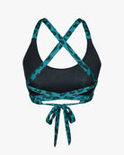 Rückansicht des Charm Surf Bikini Oberteils von Main Design mit grün-schwarzen Trägern im Leopardenmuster, die sich kreuzen und zu einer Schleife gebunden werden, vor einem schlichten Hintergrund. Der Hauptteil ist schwarz und aus chlorresistentem Stoff gefertigt, wodurch er sich perfekt für Wassersportaktivitäten eignet.