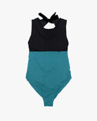 Der Divine Surf Badeanzug von Main Design ist ein ärmelloser Surfanzug mit einem auffälligen zweifarbigen Design: einem schwarzen Oberteil und einem türkisfarbenen Unterteil. Er hat einen hohen Ausschnitt, einen schwarzen Bindeverschluss am Rücken und ist aus umweltfreundlichem Stoff für umweltbewusste Schwimmer gefertigt.