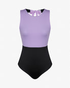 Tauchen Sie ein in den Divine Surf Badeanzug von Main Design aus umweltfreundlichem Material. Dieser ärmellose, zweifarbige Badeanzug besteht aus einem lila Oberteil und einem schwarzen Unterteil mit Rundhalsausschnitt und einer stylischen Schleife am Rücken – ideal zum Wellenreiten und gleichzeitig nachhaltig!.